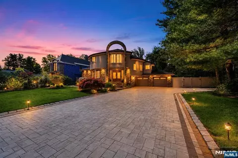 290 Dunkerhook Rd, Paramus, NJ 07652