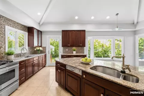 Kitchen - 290 Dunkerhook Rd, Paramus, NJ 07652 photo 2 of 3