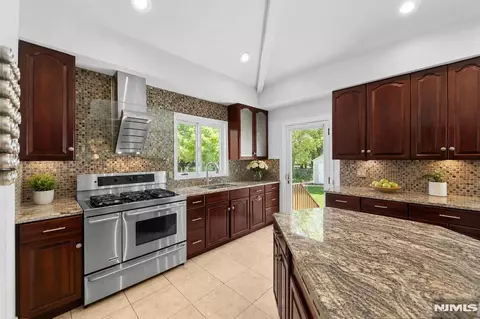 Kitchen - 290 Dunkerhook Rd, Paramus, NJ 07652 photo 1 of 3