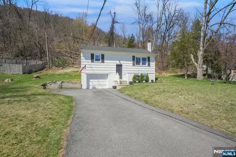 35 Zinnia Dr, Glenwood, NJ 07418