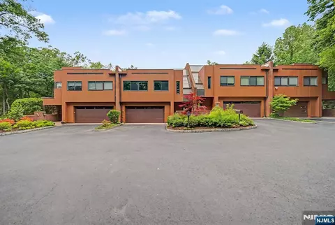 3 Daniel Dr, Englewood, NJ 07631