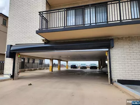 233 12th St #4E, Palisades Park, NJ 07650