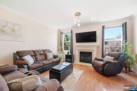 424 Hartford Dr, Nutley, NJ 07110