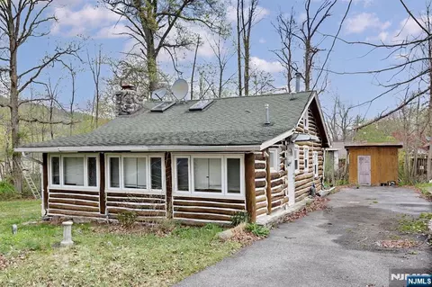 10 Echo Ln, West Milford, NJ 07480