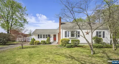 11 Meyer Pl, Pompton Plains, NJ 07444
