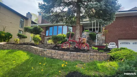 468 Oak St, Ridgefield, NJ 07657