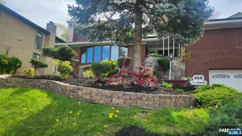 468 Oak St, Ridgefield, NJ 07657
