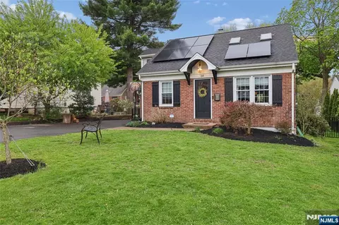 24 N Crest Dr, Cresskill, NJ 07626