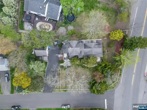 2 Webb Ct, Park Ridge, NJ 07656