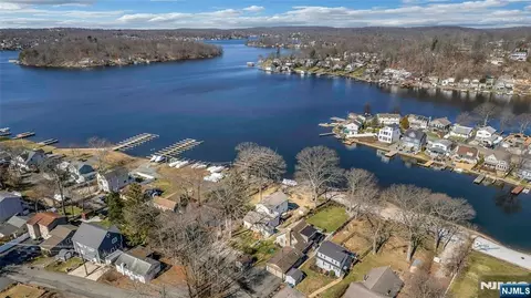 32 Mcnabb Rd, Lake Hopatcong, NJ 07849