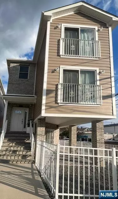 66 Delaware St, Elizabeth, NJ 07206