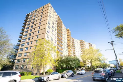 2200 N Central Rd #2B, Fort Lee, NJ 07024