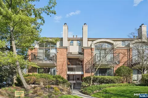 2 Carlyle Ct, Teaneck, NJ 07666