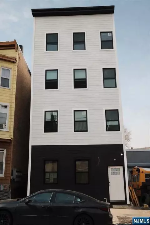 142 Mill St, Paterson, NJ 07501