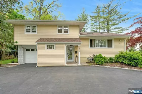 11 Meadow St, Demarest, NJ 07627