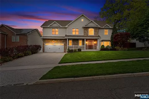 160 Lozier Ter, River Edge, NJ 07661