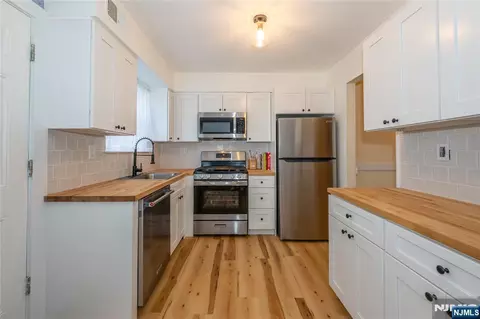 160 Cynthia Dr, Hackettstown, NJ 07840