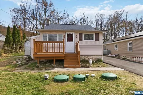 54 Wildwood Rd, Oak Ridge, NJ 07438