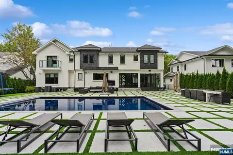 44 Floral Ter, Tenafly, NJ 07670