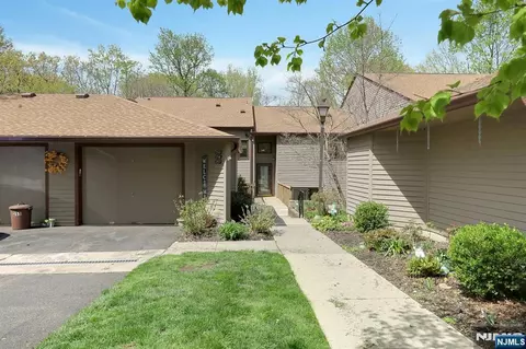 257 Mountain View Dr, Mahwah, NJ 07430