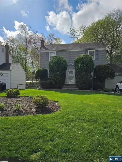 27 Longacre Dr, Livingston, NJ 07039
