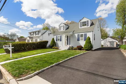 61 Highland Ave, Bergenfield, NJ 07621
