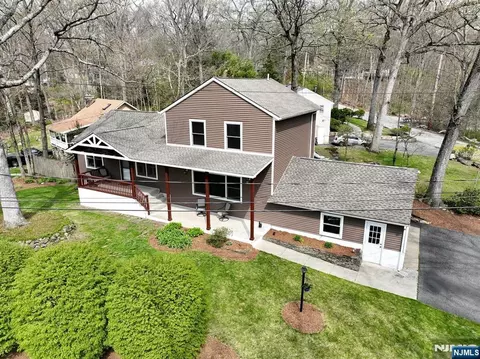 10 Hillside Rd, Ringwood, NJ 07456