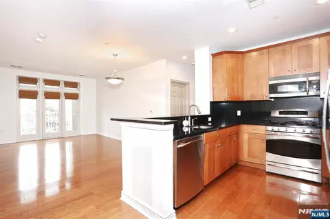 7400 River Rd #228, North Bergen, NJ 07047