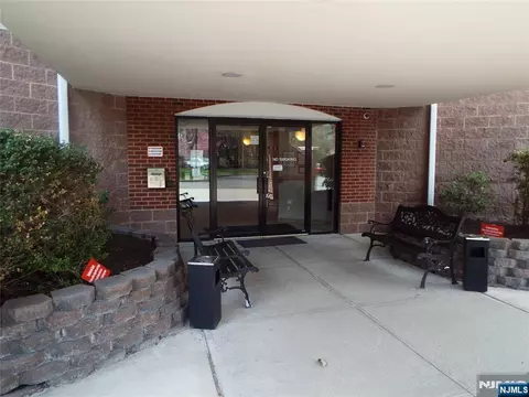 Exterior - 189 Forest Ave #307, Paramus, NJ 07652 photo 2 of 5