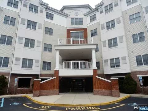 189 Forest Ave #307, Paramus, NJ 07652