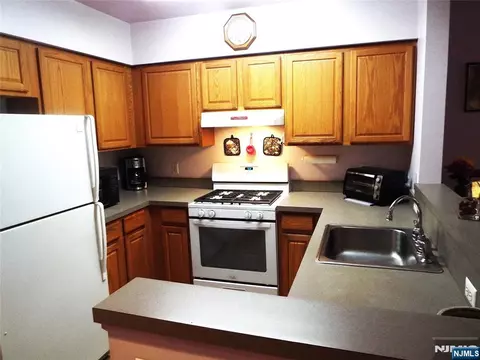 Kitchen - 189 Forest Ave #307, Paramus, NJ 07652 photo 2 of 2
