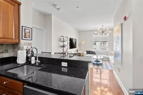 7400 River Rd #401, North Bergen, NJ 07047
