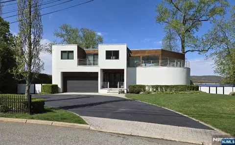 28 Glen Ct, Pompton Lakes, NJ 07442