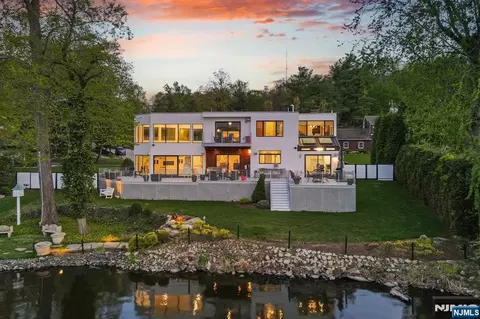 28 Glen Ct, Pompton Lakes, NJ 07442