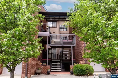 4 Millay Ct #604, Teaneck, NJ 07666