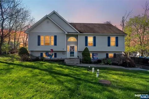 24 Reigler Rd, Hewitt, NJ 07421