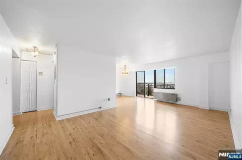 233 12th St #5E, Palisades Park, NJ 07650