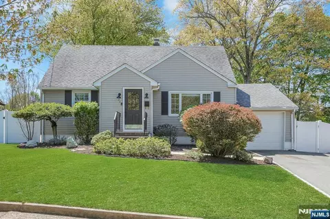 33 Clayton St, Hillsdale, NJ 07642