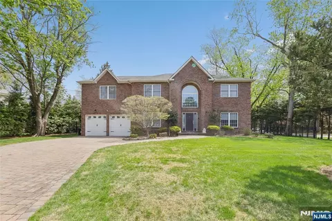 4 Leoson Pkwy, Old Tappan, NJ 07675