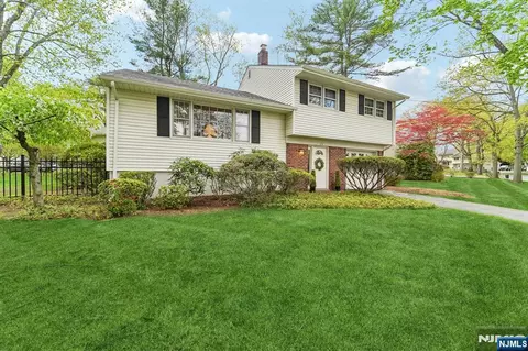 26 Burns Pl, Cresskill, NJ 07626