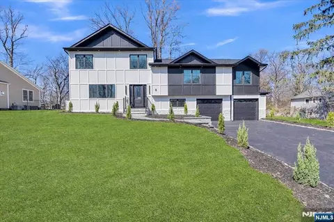 6 Clinton Pl, Woodcliff Lake, NJ 07677