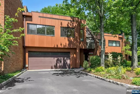 12 Kira Ln, Englewood, NJ 07631