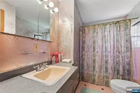 Bath - 35 Robin Rd, Wayne, NJ 07470 photo 1 of 3