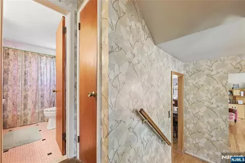 Entry Way - 35 Robin Rd, Wayne, NJ 07470 photo 4 of 4