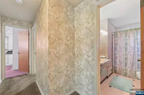 Entry Way - 35 Robin Rd, Wayne, NJ 07470 photo 3 of 4
