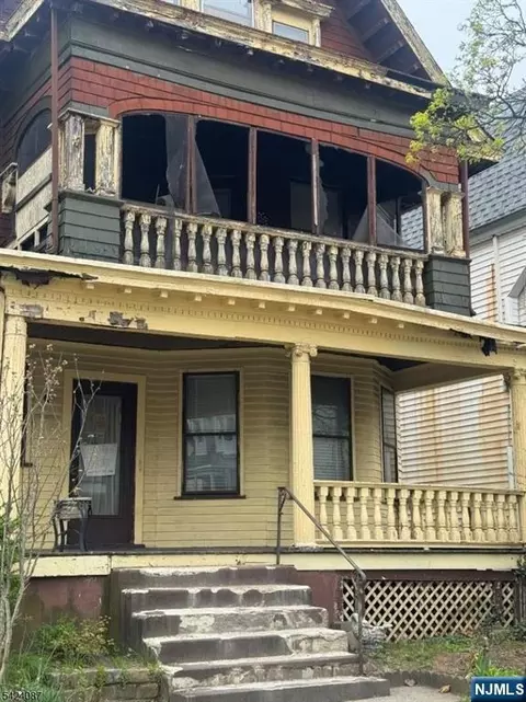 162 18th St, East Orange, NJ 07017