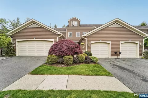 224 Westervelt Ln, Mahwah, NJ 07430
