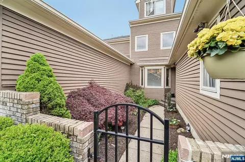224 Westervelt Ln, Mahwah, NJ 07430