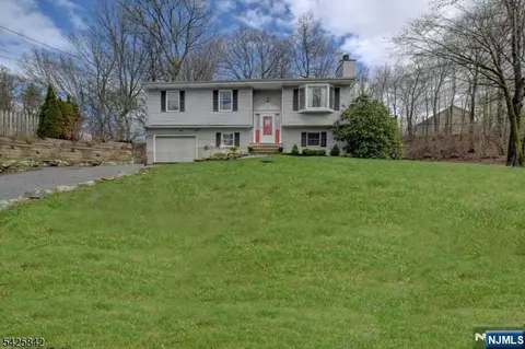 4 Birch Dr, Highland Lakes, NJ 07422