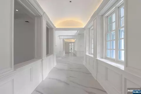 Entry Way - 67 Robin Ln, Alpine, NJ 07620 photo 7 of 9